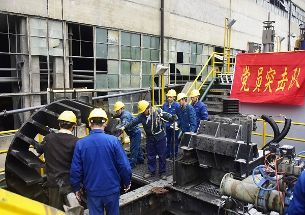 江銅集團(tuán)德興銅礦泗洲選礦廠(chǎng)黨員突擊隊(duì)攻堅(jiān)在設(shè)備檢修一線(xiàn).jpg